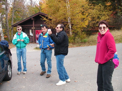 Family > 2004 > 200410 SusanHiking